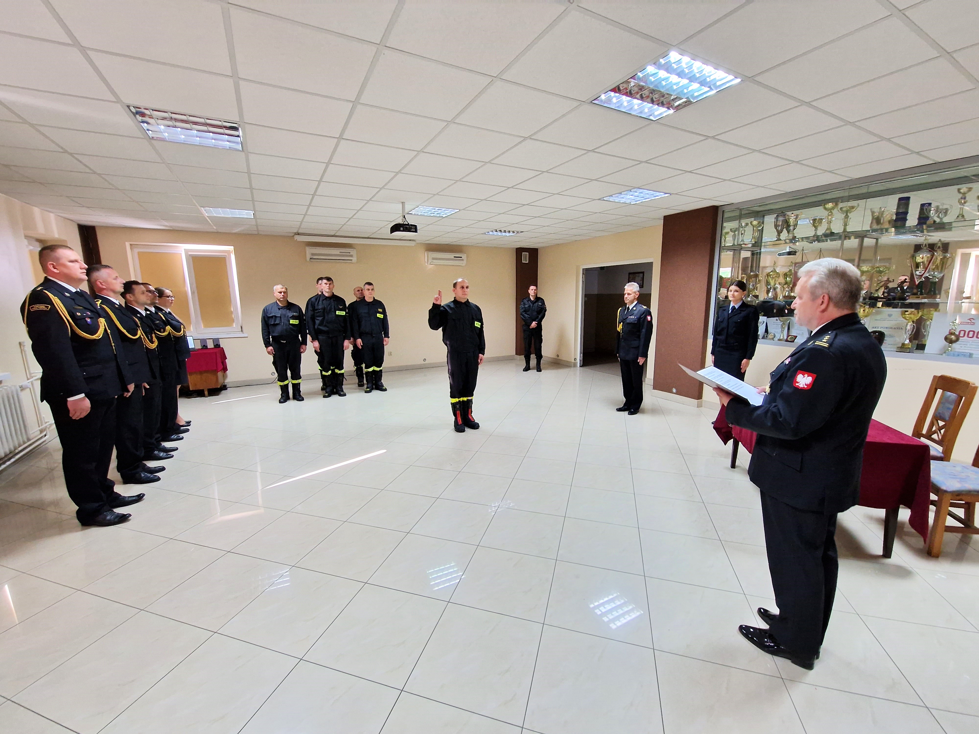 Uroczyste ślubowanie strażaka i powitanie nowego pracownika korpusu służby cywilnej